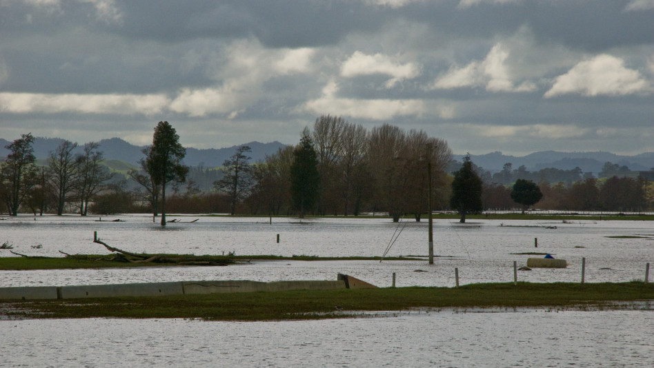 Waikato River flood near Glen Murray New Zealand 22 August 2008 Phillip Capper CC BY 2.0
